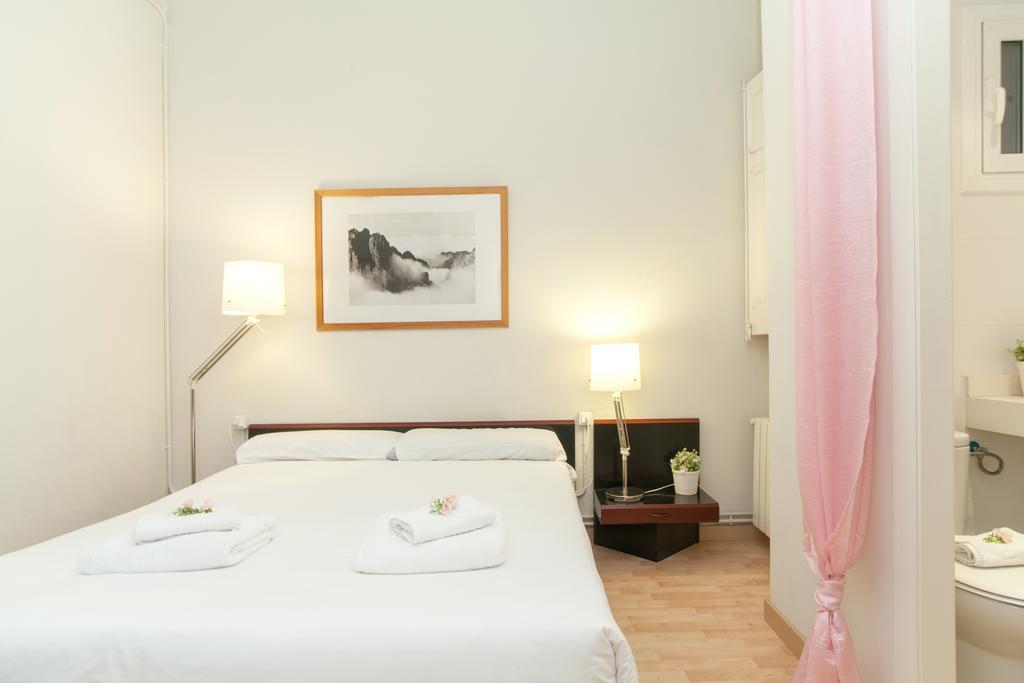 Housalia Sagrada Familia Barcelona Room photo